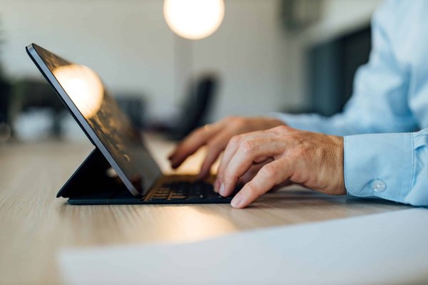 Quels types d'emails transactionnels sont les plus pertinents pour une entreprise de logistique e-commerce ?