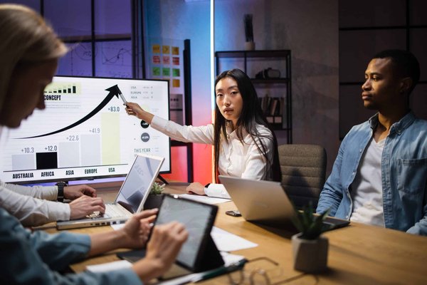 Comment les agences de communication peuvent-elles utiliser les données analytiques pour mesurer le ROI des campagnes clients ?